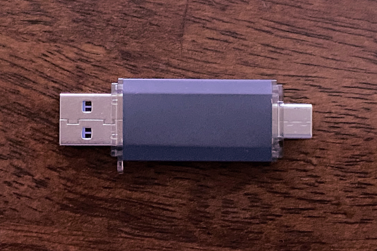 您可以使用拇指驱动器，外部硬盘驱动器或SSD。